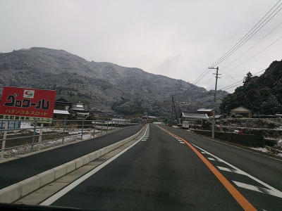 香北町へ向かう山々もきれいに 雪化粧
